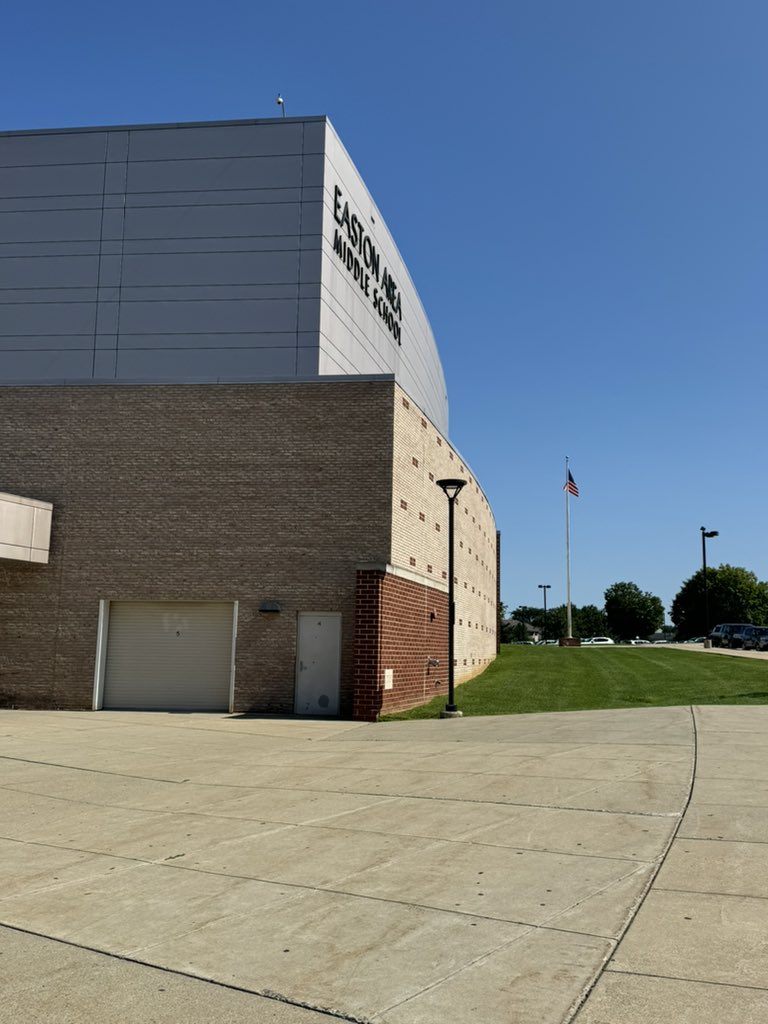 thomascmurray's tweet photo. Drove down the road for opening #2 this morning, and what an honor it was to hang with the amazing educators in @EastonAreaSD! What an absolute blast!!! Loved being with you all! #easdroverpride https://t.co/WPWtCaQUF4