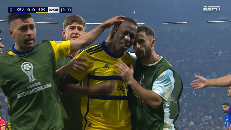 TorresErwerle's tweet photo. Luis Advíncula se fue expulsado a los 20 segundos del partido.

Se retiró al vestuario llorando y todos sus compañeros lo fueron a consolar. https://t.co/vrdpdTcQfG