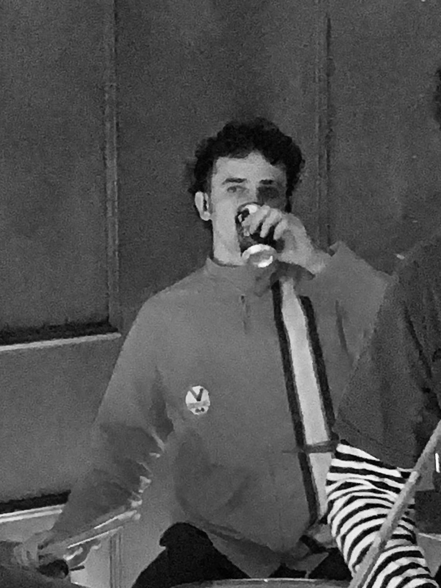 Banda de los 2000s type beat 🎫

Pre save “Verano” en nuestro perfil

📷: @_criskartes_ 

|||\\