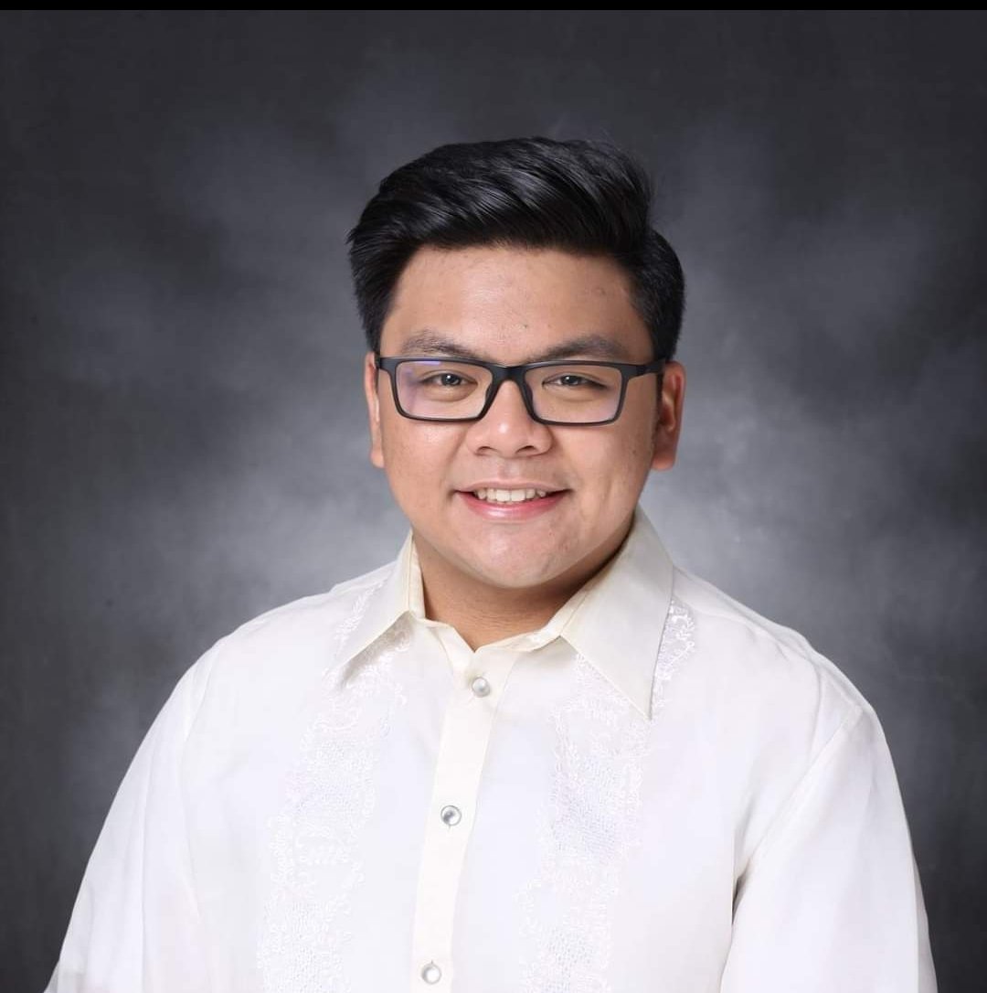 Um excuse me, @azaizamotaz9 was wearing the same glasses that this young guy in this photo right here.