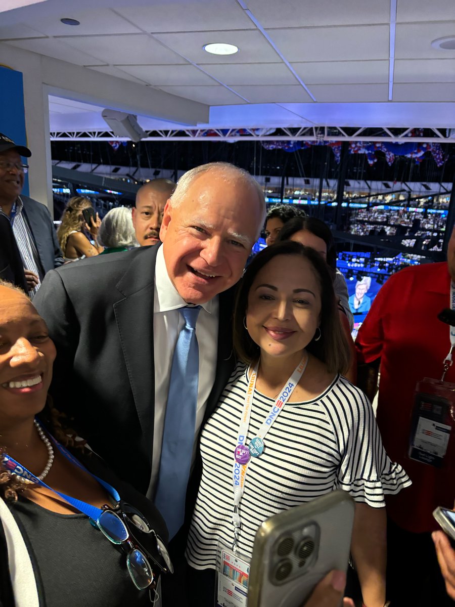 elsaflores715's tweet photo. I was proud to meet our next U.S. V.P. @Tim_Walz at the #DNCConvention2024! Let's take this thing into the end zone! #KHive #WorkersWin. https://t.co/2J5eGmBKR0