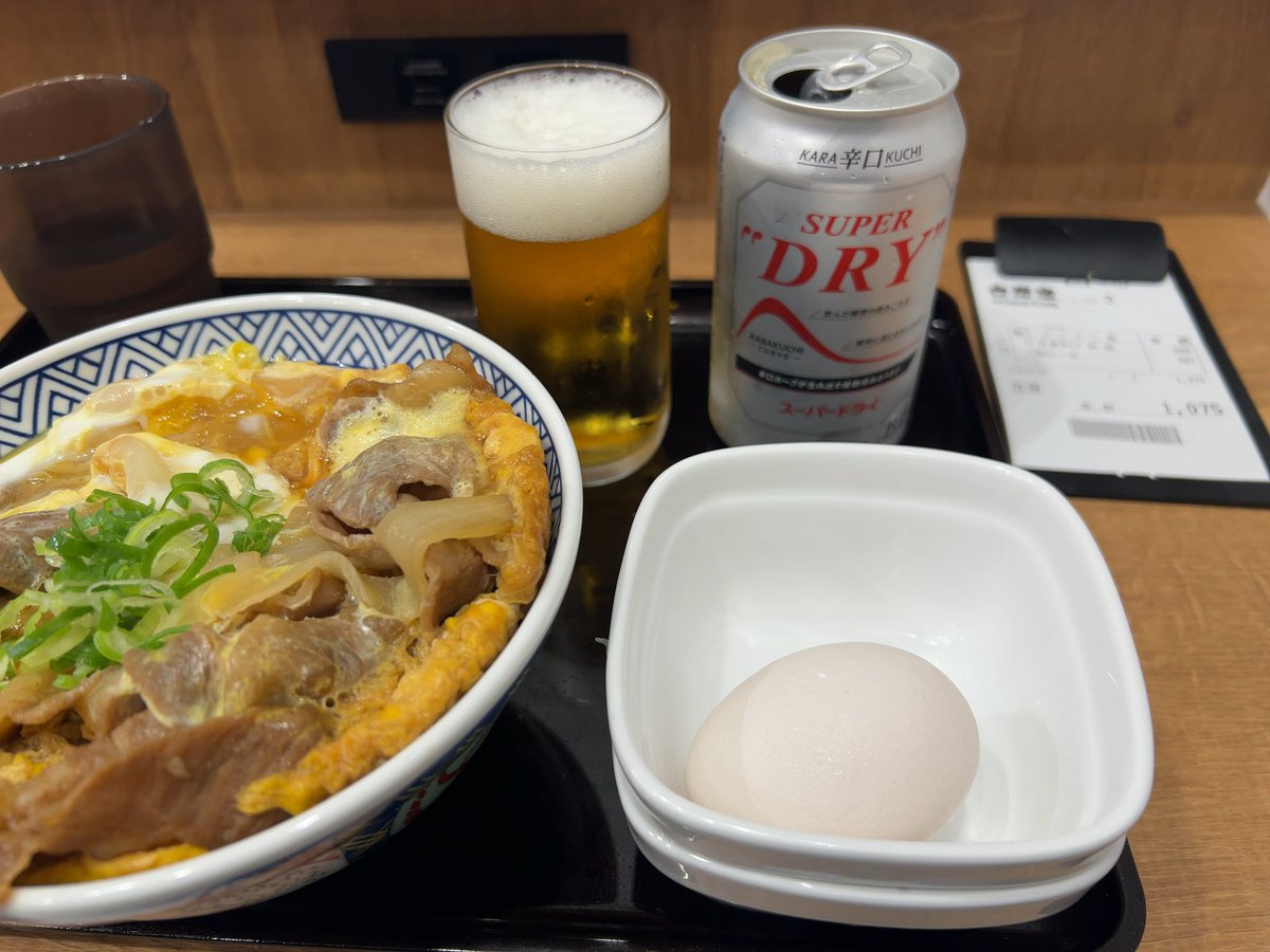 romejiro's tweet photo. 30年以上愛用してきた吉野家浜町店が１ヶ月近い改装工事を終え、華麗にモダンに生まれ変わった！ 従来のＶ字カウンターから2+2+2+3のミニカウンターへレイアウト変更。厨房設備も一新され、今までは非対応だったハムエッグ系朝食や唐揚げもOK！ 初日の夜は新商品の月見牛とじ丼を(^-^) #吉野家 https://t.co/ns0R9dvtOP