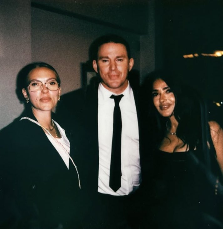prtlevanssonBR's tweet photo. 📸 | Amamos uma amizade! 

Scarlett Johansson com Salma Hayek e Channing Tatum na premiere de ‘Blink Twice’ em Londres. https://t.co/47emightcJ