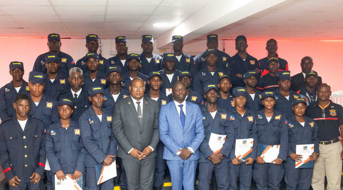 AlterNewsOnline's tweet photo. 🔴 Tenue ce jeudi 22 août 2024, la cérémonie de graduation de la première promotion de sapeurs-pompiers du Parc Industriel Métropolitain (#SONAPI). Vingt-quatre (24) aspirants sapeurs-pompiers ont obtenu leur certificat lors de cet événement qui s'est déroulé en présence du directeur général de l'institution, Petricks Justin, du ministre du Commerce et de l'Industrie, James Monazard, du maire de Pétion-Ville, Kesner Normil, du directeur général des Douanes, Julcène Edouard, et des cadres de l'institution. Dans son discours, le DG de la #SONAPI, Petricks Justin, s'est félicité de cette réalisation, mettant l'accent sur l'importance de ce corps de sapeurs-pompiers, créé pour protéger les bâtiments abritant les usines à l'intérieur du parc en cas d'incendie, assurant ainsi la sécurité des investissements et la consolidation des emplois. #AlterNews