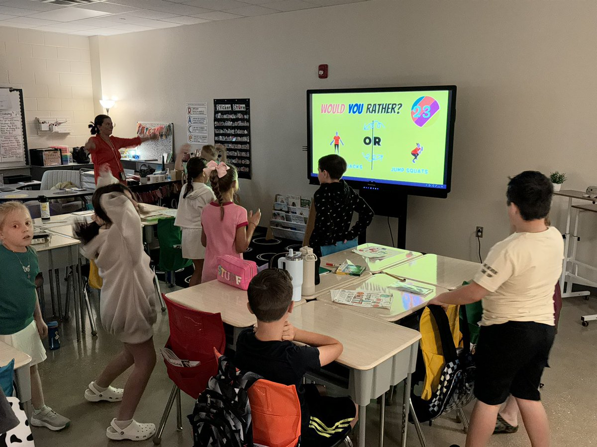 MrsWiatrek_FSES's tweet photo. Morning Meetings and Week 1 writing fills my bucket every time! These hallways and these people are BUILDING CHAMPIONS 💪 #beabulldogbeachampion #theFSESway #todayincomal https://t.co/aGKKuT28EW
