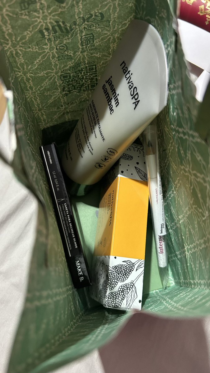 spaceyjulia's tweet photo. utilidade pública!! a boticário tem uma experiência que você paga 139 e eles te maquiam com os produtos deles, e 100% desse valor você reverte em produtos

ou seja por 139 reais fiz uma make pra minha formatura e ainda levei pra casa sabonete, esfoliante, delineador e brindes!! https://t.co/f06AIMGdrZ