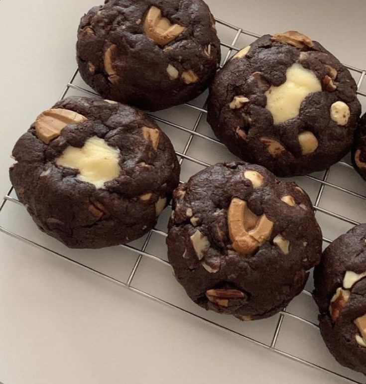 blehhidc's tweet photo. this or that food poll 🧵 
[ cookie edition 🍪🍫🍓 ] https://t.co/RrGDxYv6Ag