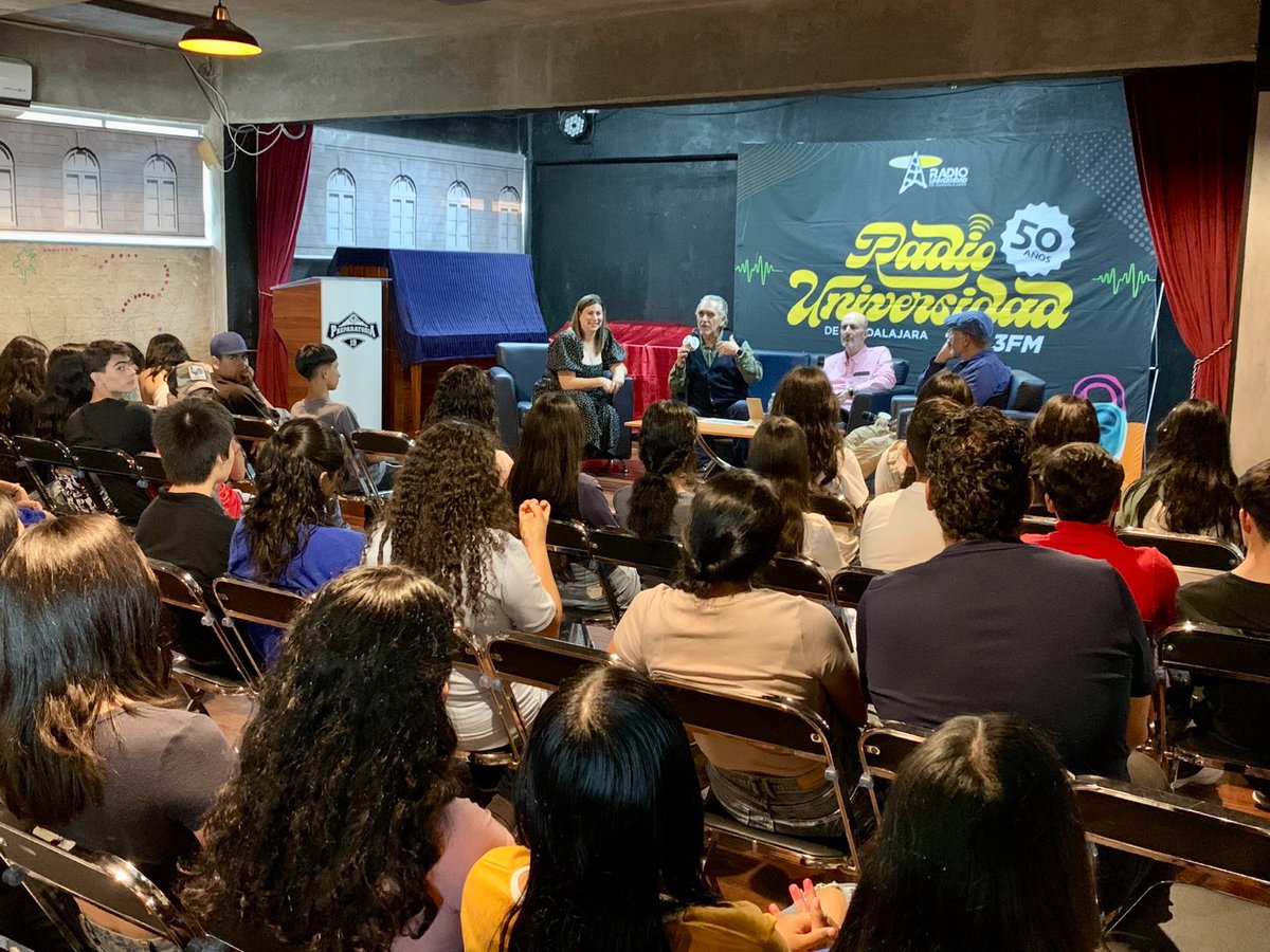 victormaganamx's tweet photo. Hoy la @ChoraTv y Punto 5 de la Red @RadioUdeG estuvieron en vivo desde la Prepa 19 del @sems_udg 

Porque la Radio Universitaria es de y para los universitarios.

¿Qué dicen si nos empezamos a ver más seguido por los centros universitarios con diferentes programas?

@rvillanueval @CesarBarbaD