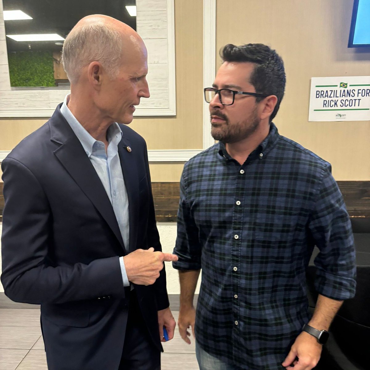 pfigueiredobr2's tweet photo. Hoje eu gastei o dia indo para Orlando (ainda estou engarrafado na estrada de volta) para encontrar o senador americano Rick Scott (R-FL). Acham que eu fui pedir alguma coisa para mim? Não. Vim pedir para o Brasil. Para que vocês fiquem LIVRES como eu para falar sem medo. Valeu a pena: pela primeira vez passamos a ter um aliado dentro do Senado dos EUA, além dos nossos parceiros na Câmara.