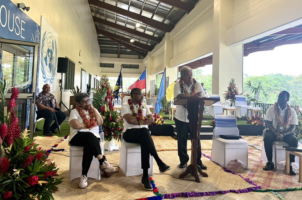 P_DallaStella's tweet photo. It was great meeting UN SG @antonioguterres at our @un_samoa office. Inspiring words on how the @UN can support Pacific Islands and Territories such as 🇼🇸🇨🇰🇳🇺🇹🇰 to address their peculiar development challenges and vulnerabilities towards a sustainable growth &amp; human development. https://t.co/JD42WfG254