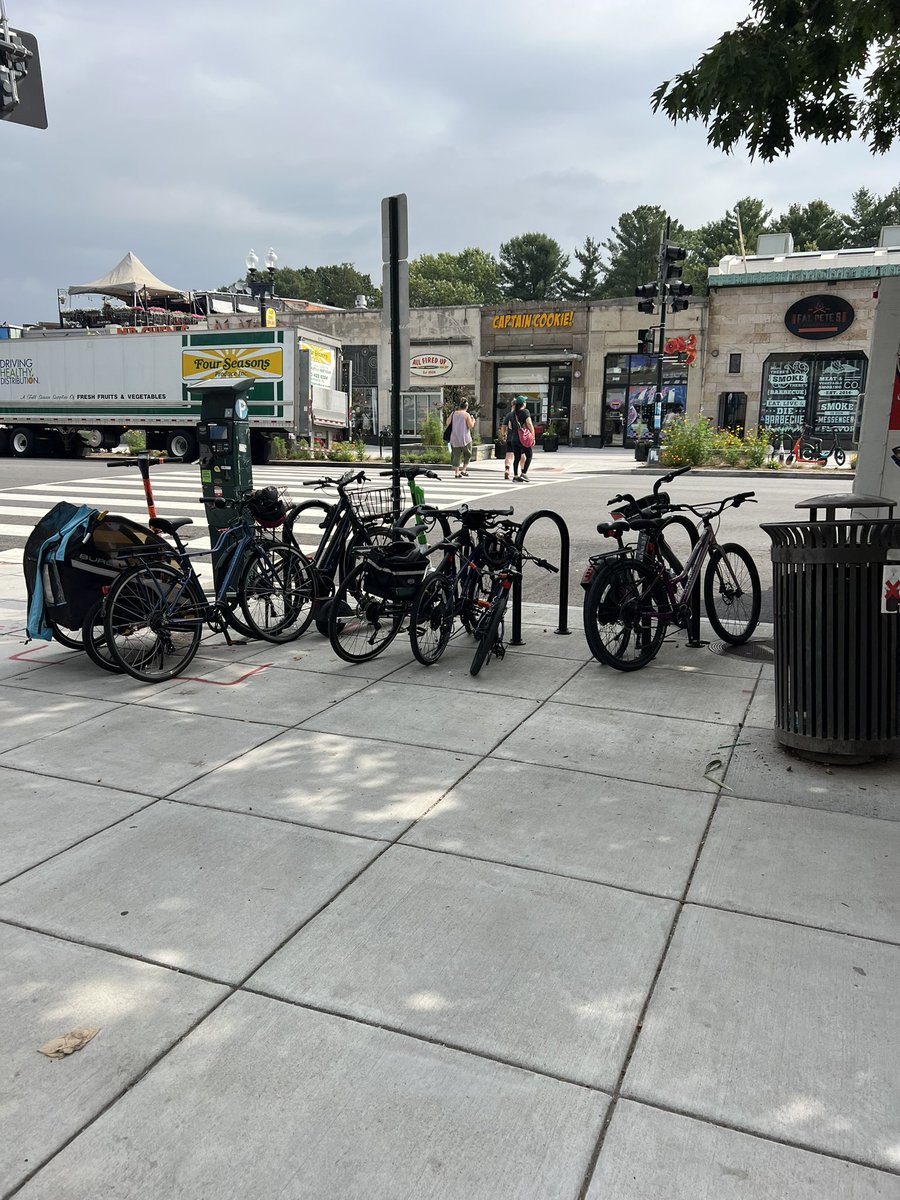 WalterDeleonDC's tweet photo. If only DC could do the same on stroads like Connecticut Avenue.

There’s so much demand for safer streets! #bikeDC #PaintIsNotProtection https://t.co/K467RNgpZh