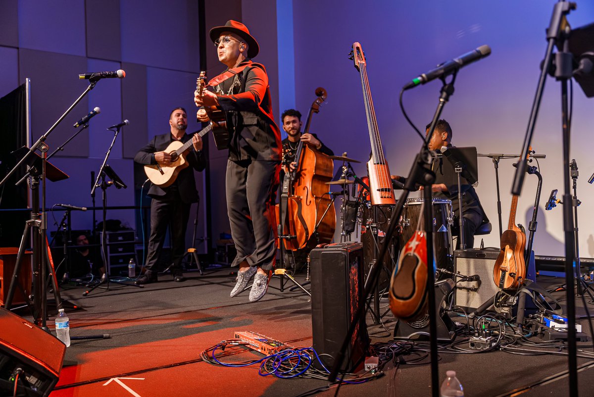 Wow Miami 🤩 me dejaste volando, nos dejaste soñando con volverte a ver  ♥️ Que noche familia! 

Mi más profundo agradecimiento a todos los colaboradores y alisados comerciales, estamos orgullosos de ustedes! 

Solo me que queda preguntar cuando nos vemos de nuevo, Miami? 📣.