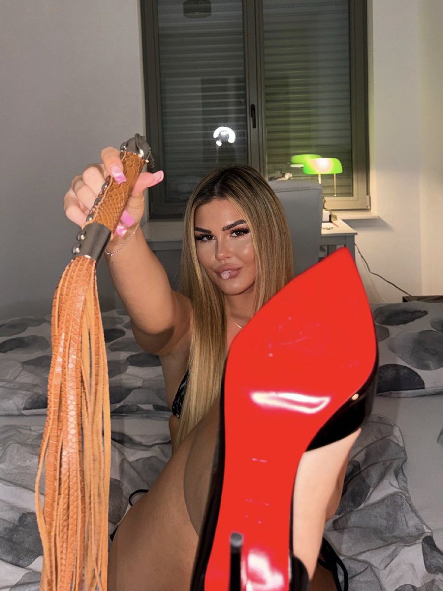 HerrinFloe's tweet photo. @herrinbella030 

Guten Morgen ihr Loser, ✨🫰🏻
Ich weiß genau du kleines Suchtschwein hast bei diesem Anblick nur eines im Sinn… 🐷🥵
Mein Konto mit deinem Geld zu füllen! 💸🔥 https://t.co/IcBbpoa1i0