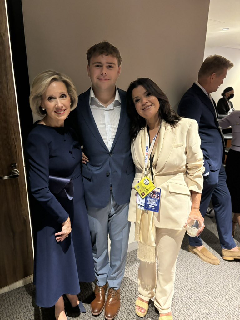 ananavarro's tweet photo. So happy to be telling @GwenWalz &amp; Gus Walz in person how much I appreciate them. https://t.co/N2ed8Npfvi