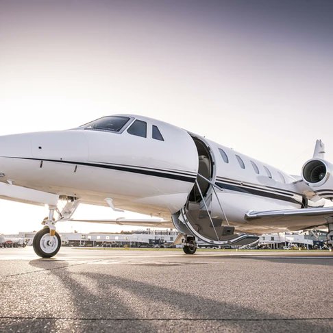 place_exclusive's tweet image. ✈️ Envie de voyager en jet privé ? Notre Conciergerie UHMWI vous ouvre les portes d'une expérience unique. Découvrez notre nouvelle offre : aviation d'affaires et jet privé. #jetprivé #aviationprivee #luxe #UHMWI