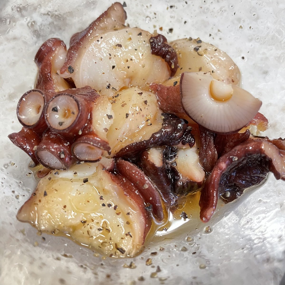 chocoha25's tweet photo. ぶつ切りにしたタコに、めんつゆ,ごま油,ブラックペッパーをぶっかけて和えるだけ。感動的な旨さ。噛むたびに幸せ。 https://t.co/XpuxWr9xCS