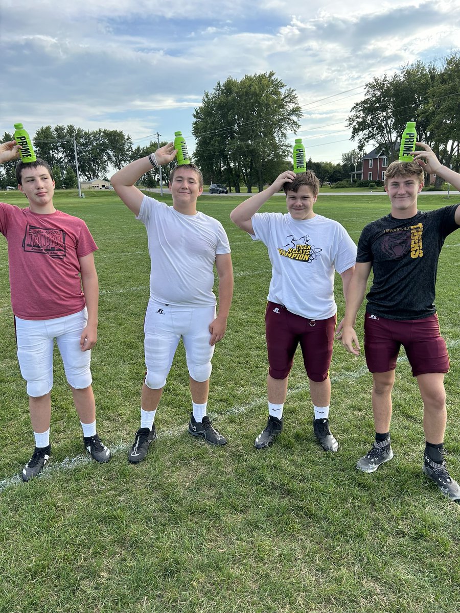 StewieFootball's tweet photo. We’ve had an awesome last two days of practice! #AdaptAndAdjust winners were Luke Eastman, Ivan Bold, Carson Jannsen &amp; Hayden Petrich! #MakeADifference winners were Matt McClellan, Parker Tesch, Everett Ness &amp; Eli Schei! 

🥚 toss champs-Seniors! 
#WaterIt #WhiteBelt #TigerPride https://t.co/vABjfB4vwX