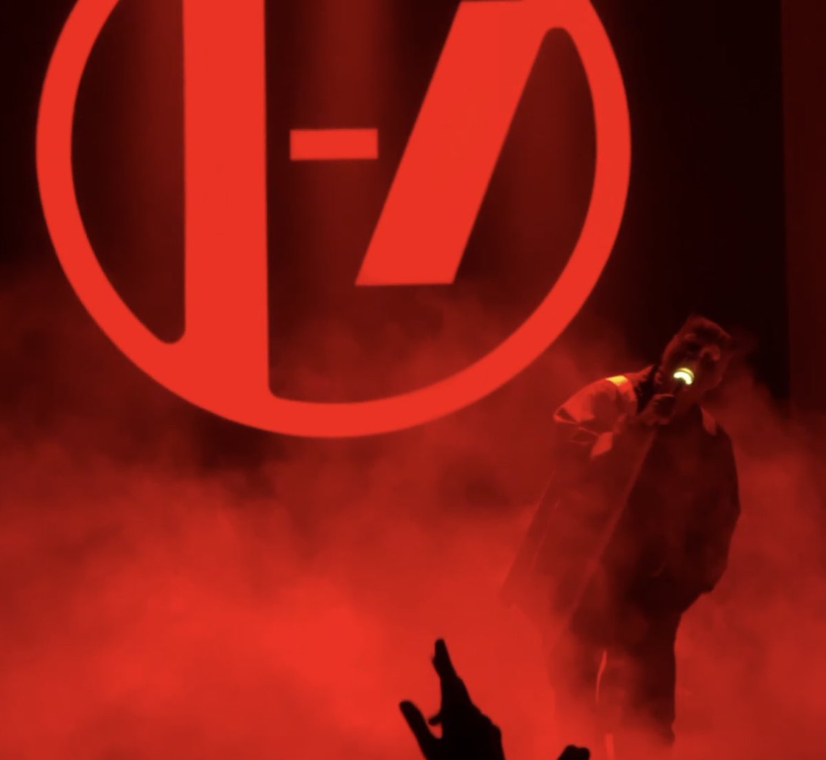 boobygrabber's tweet photo. Some pictures of @twentyonepilots you probably haven’t seen before because I took them. :) last night. :)

A thread.
#twentyonepilots #clancyportland https://t.co/hDQSSX3kUK