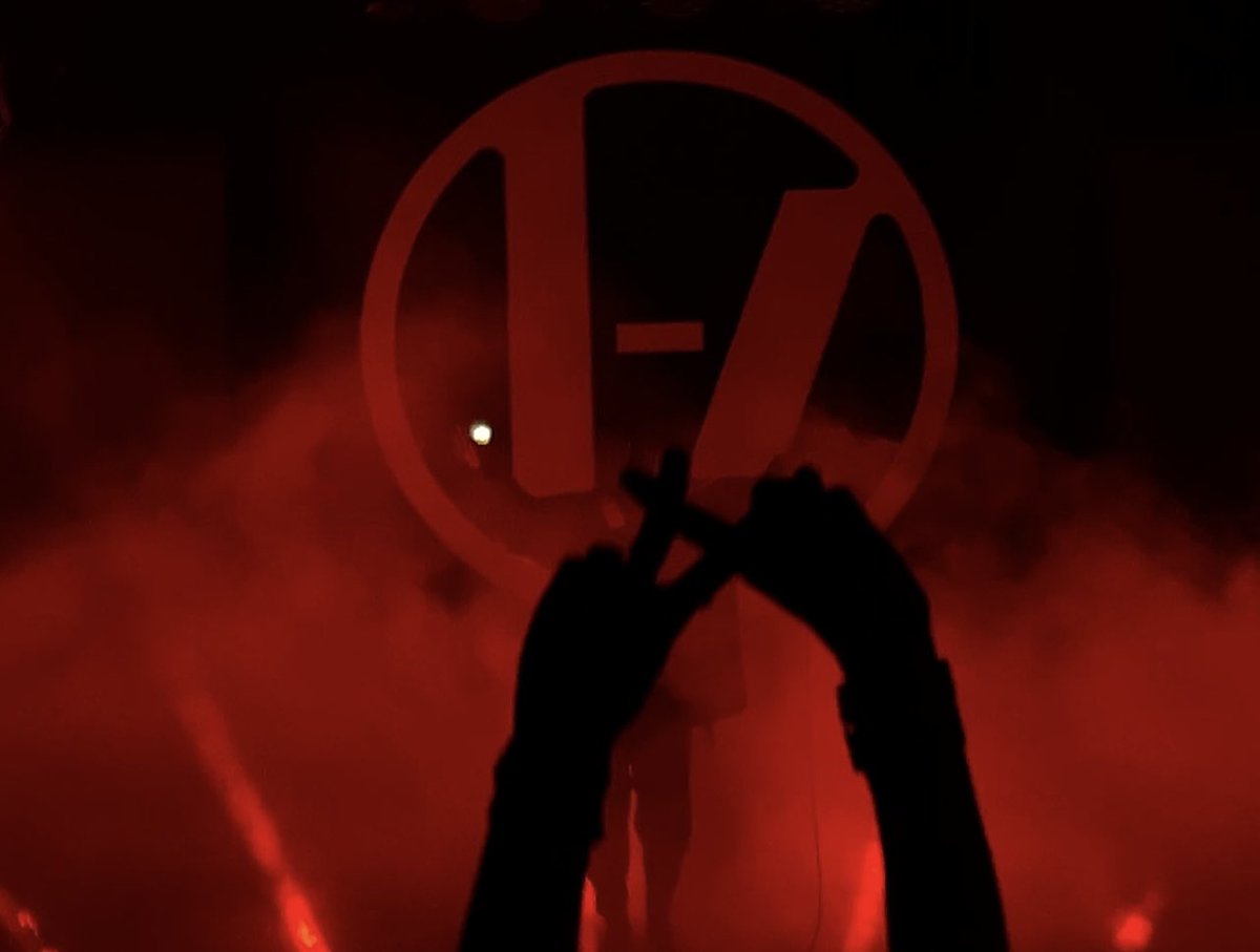 boobygrabber's tweet photo. Some pictures of @twentyonepilots you probably haven’t seen before because I took them. :) last night. :)

A thread.
#twentyonepilots #clancyportland https://t.co/hDQSSX3kUK