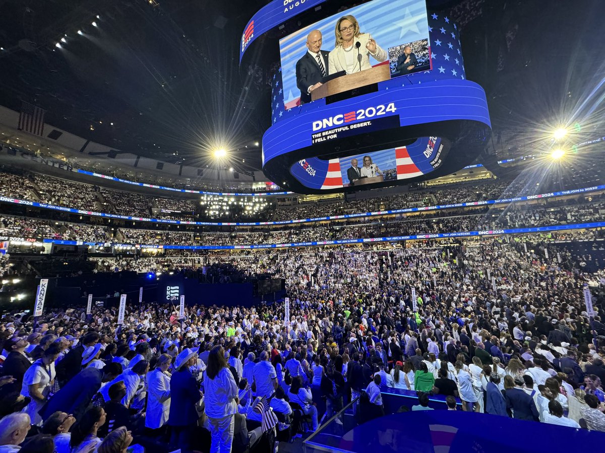 KnoxDendy's tweet photo. How's this crowd size @realDonaldTrump???? https://t.co/YuSO6J6PtU