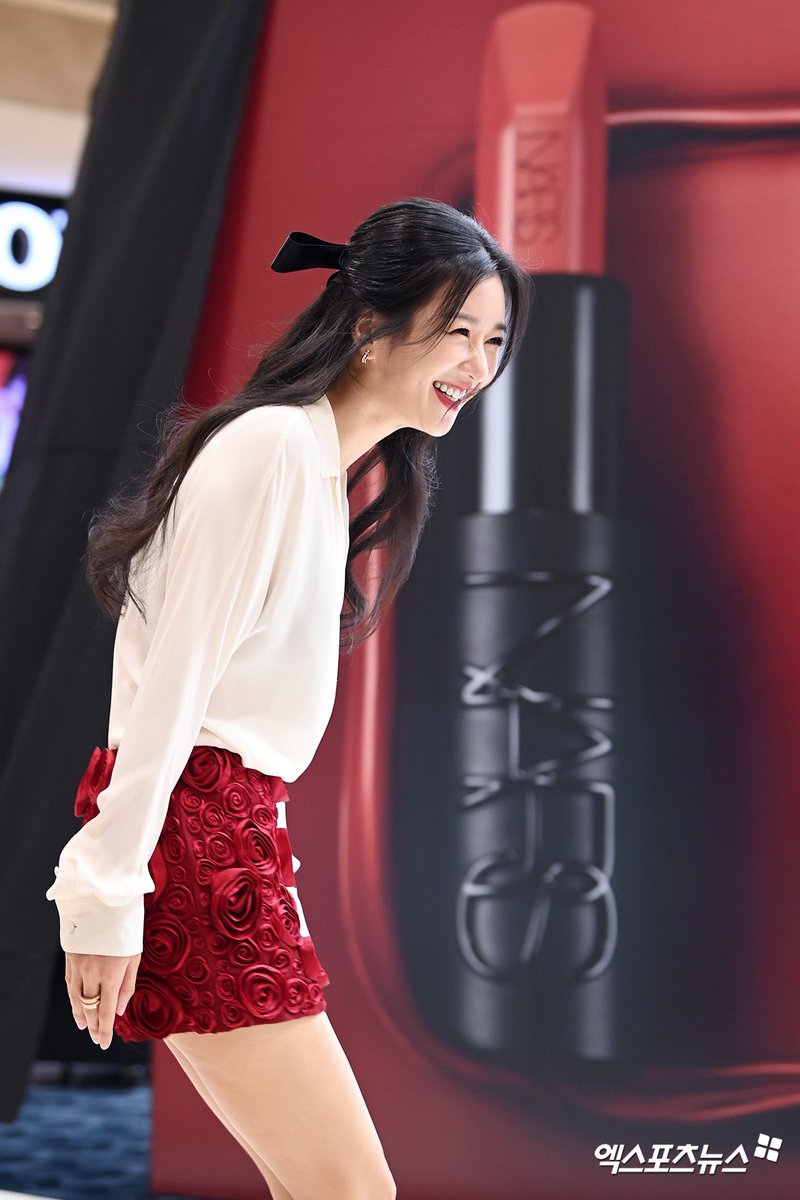 queenyeaji's tweet photo. ❤️❤️❤️

#SeoYeaJi #서예지 https://t.co/diVZChB2yT