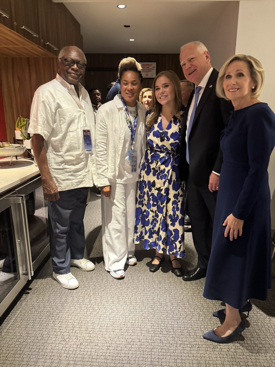 dawnstaley's tweet photo. VP and family.  @Tim_Walz let’s get that done like @GamecockWBB in Minnesota in 2022! https://t.co/hemcRypHWu
