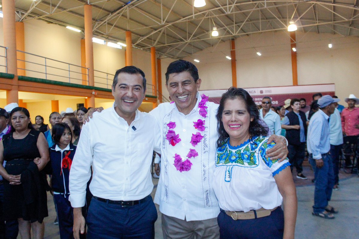 LUISALFONSOSR's tweet photo. Hoy cerramos nuestra gira en Santo Domingo Yodohino, continuaremos llevando soluciones concretas a nuestras comunidades. Gracias al liderazgo del Gobernador @salomonj, seguimos recorriendo #Oaxaca y #tranformando con acciones que impactan directamente en la vida de nuestra gente. La #PrimaveraOaxaqueña avanza con fuerza y compromiso.
#TransformaciónAvanza #PrimaveraOaxaqueña #CuartaTransformación #Oaxaca #México #CuartaTransformacion