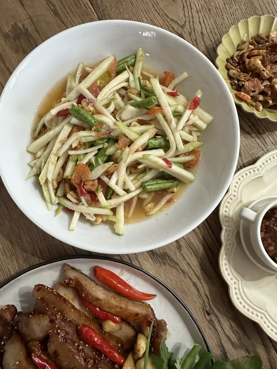 chumsrising's tweet photo. ราว 6-7 ปีก่อน ชายหนุ่ม2-3คนร่วมแรงร่วมใจเปิดร้านขายอาหารเผ็ดเผ็ดร้านคูหาเดียวในซอยอารีย์เป็นลูกค้ารุ่นแรกที่ไปกินนอกจากรสชาด+เมนูใหม่ๆยังชอบที่ถ้วยจานแปลกเก๋สำหรับเมนูส้มตำดีใจที่เห็นกิจการก้าวไปอย่างดี สำรับนี้สั่งมาจากสาขา Central Embassy porkchopย่าง ตำฝรั่งรสกลมกล่อม แจ่ว🍅 https://t.co/LH0lgaRbqV
