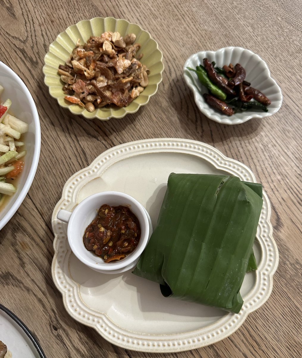 chumsrising's tweet photo. ราว 6-7 ปีก่อน ชายหนุ่ม2-3คนร่วมแรงร่วมใจเปิดร้านขายอาหารเผ็ดเผ็ดร้านคูหาเดียวในซอยอารีย์เป็นลูกค้ารุ่นแรกที่ไปกินนอกจากรสชาด+เมนูใหม่ๆยังชอบที่ถ้วยจานแปลกเก๋สำหรับเมนูส้มตำดีใจที่เห็นกิจการก้าวไปอย่างดี สำรับนี้สั่งมาจากสาขา Central Embassy porkchopย่าง ตำฝรั่งรสกลมกล่อม แจ่ว🍅 https://t.co/LH0lgaRbqV