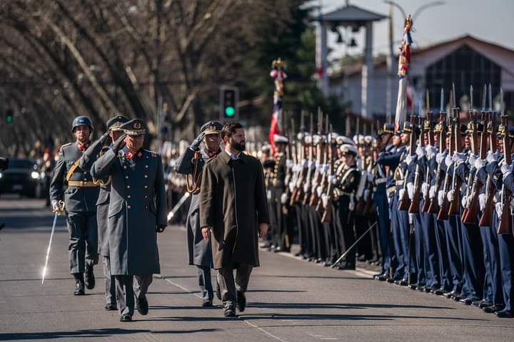CapuchaCreativa's tweet photo. Por qué admiro al Presi @GabrielBoric? Primero porque defiende la democracia dónde sea. 2do, porque prefiere vivir sencillo,en un barrio con problemas. 3ro, porque adora a nuestros niños y abuelos. 4to, porque cree en el feminismo y finalmente porque no está ni ahí con la UDI https://t.co/ijxLWPIP6N