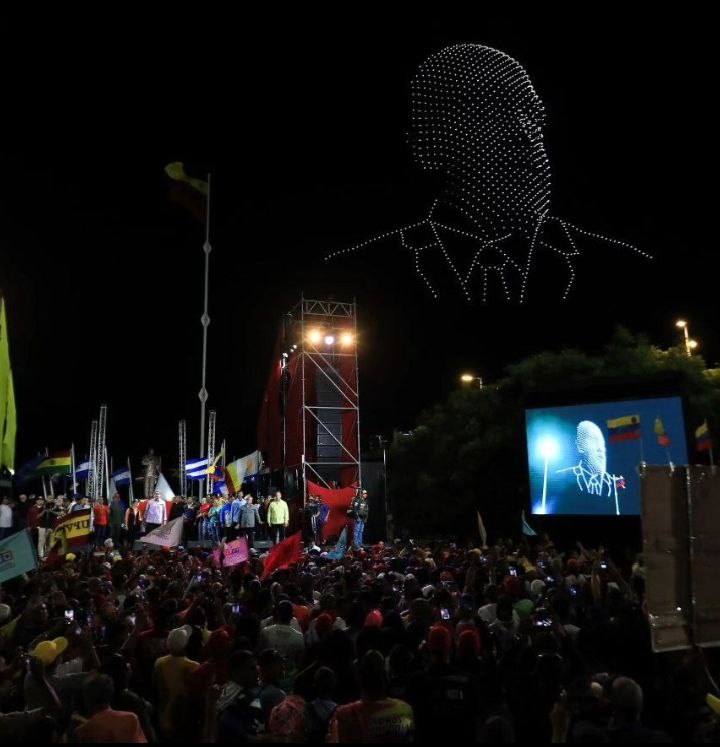 En la plaza Bolívar-Chávez ubicada en el Estado La Guaira con presencia del presidente <a href="/NicolasMaduro/">Nicolás Maduro</a> develan una nueva estatua de nuestro Comandante Eterno Hugo Chávez Frías. Luego de ser derribada el pasado 30 de julio por los "comanditos" de la derecha fascista.