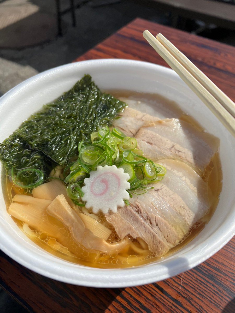 UUFUUSHIN_RAMEN's tweet photo. 今までずっーと能登の被災情報
Xでのやり取り傍観してきましたが…
ちょっと我慢ならないのでストレートに書かせて頂きます。(長文)

個人資産ガツガツ使い(多分、1000万弱)雪の中、暴風雨の中、または灼熱の炎天下の中…
1月10日から炊き出し物資支援に能登に入りソレから毎月1回2回と今まで仙台から9回、食数5000食以上、バスにけん引車付けて今まで約20000km…
ソレを金沢の観光大使と名乗る彼は全否定してる訳です💢💢ありえない。

おいこらに対して…
『石川県民に限って言いますが、貴方に賛同し��いる人は数人しか存じ上げません。一方で、貴方に反発し、忌み嫌い、拒絶する人が石川の支援者だけでなく能登の被災者にもこれほど多い理由を考えたことがありますか。

そういう人たちは決まって「支援そのものは否定していない」と言います。私もそうです。すべてはおいこらさんの発信スタイルに非難が集まっています。今のその投稿方法で理解と賛同を得られるのは、発災後の能登に足を運んだことがない、県外に住む人だけです。
能登に住む人。若しくは能登へ足を運び、支援を続けている人たちから多く反発されており、賛同されていない…』

2011.3.11東日本大震災の時石川から駆け付けて頂き多くの被災者を温めて元気づけて頂きました。その時からの『恩』 『絆』を踏まえて身銭切って淡々と支援して来たワケです。
自分は仙台から毎回石川行っておいこら君を含め…金沢ラーメン協会の方々と共に炊き出しや物資支援しております。
珠洲の避難所 (仮設住宅)、大谷の避難所、能登町の自宅避難者…
いろんな所で一緒に活動してますが、毎回感謝はされど非難された事は一度もありません。
僕のタイムライン、ポストを見て頂ければ、すべて分かりますし、結果と事実を積み上げて来た証拠と根拠です。

以前、能登はナンチャラと言う無責任な連中と絡んでからホントに不快なので傍観する事にしました。
(以下 能登のヤサグレと呼びます)

今もヤサグレ連中は陰でごちゃごちゃ、ぐちゃぐちゃ言ってます。
今回の騒動もそうです。ズルく卑怯で発言の責任を取らない連中です。
またこの手の連中は…まったく結果のクオリティがありません。
口だけ、屁理屈、証拠の無い事、根拠の無い事、あたかもそれらしい事並べて人を非難して来るクズどもです。そして自分の意にそぐわないとスグ攻撃して来ます。
(っ'-')╮=͟͟͞͞🔪　=͟͟͞͞🔪 =͟͟͞͞🔪　=͟͟͞͞🔪

ハッキリ言ってこのヤサグレ連中は、顔も出さない、名前も知らない、どこにいるかも分からない…
カメンを付けて、電柱の陰から石を投げて来る様な…

｢人として卑怯な人種‼️｣
同じ土俵で話す価値も無い人間たち！と僕は思っており���す。

ポストすればまたウジャウジャ湧いて来るのでしょうが、しょせん日陰の虫は、一生ひなたには出て来��なのでしょう。
石ひっくり返すとウジャウジャ居ますがスグ土の中に逃げて行きますよね。ネトウヨ虫も、身バレしそうになると陰に逃げて行きます。

この件に意見文句有る人はまず、顔写真、本名、住所、電話番号書いてから発言して下さい☝️
僕は全て世の中に出てますから。
自分の発言に責任を取ると言う事はそうゆう事です。

自分の発言に責任取れねぇ奴は黙ってろ‼️
言いたいならまず同じ土俵に上がってコイ‼️
話はソレからだ…と思ってるので。

話はそれましたが…

能登に住む人。若しくは能登へ足を運び、支援を続けている人たちから多く反発されており、賛同されていない…

そこまで言い切るなら
その根拠と証拠、証人出せや‼️

金沢観光大使の名のもとに…
俺も、こんりんざい石川能登の支援、応援、止める���ら‼️

もしコレで避難所、仮設住宅、自宅避難者からクレームが出たら、観光大使お前が責任取れよ。

発言の責任とはそう言うものだろだろ。
 
支援と言うモノは、出来る奴が、出来る範囲て、出来るだけやる。
そう思ってます。

大した事してねぇ奴らがエラソウに無責任な事言って来る事じたい

『なにも���果のクオリティが無い、屁理屈だけの恥ずかしい大人』だと思わないのかね？

サシ飲みシてぇなら俺がトコトン付き合ってやるぞ…。
仙台まで来いや‼️