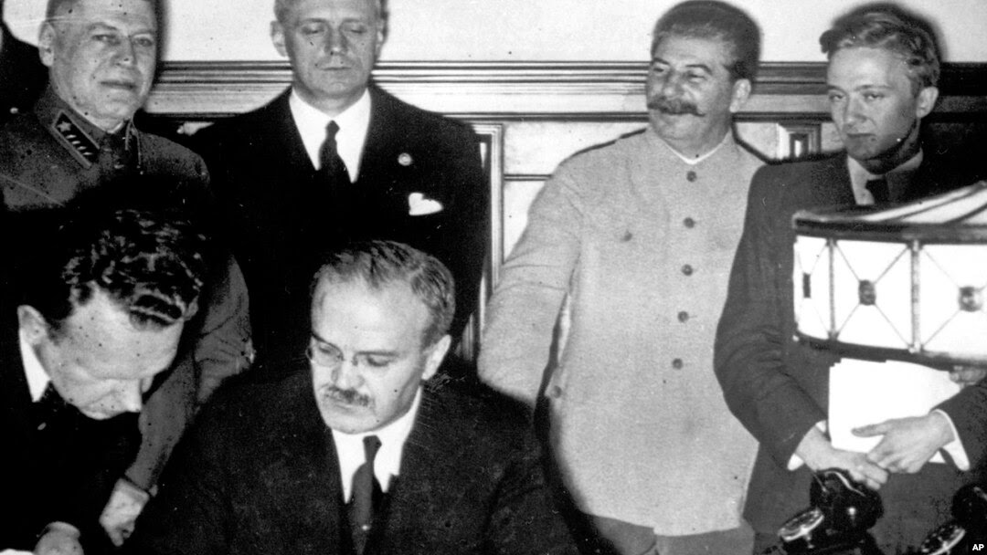 UASvitanok's tweet photo. В цей день 23 серпня 1939 року два тоталітарні режими підписали договір про ненапад і таємний протокол до нього. В якому узгодили план розділу Європи. Розпочавши Другу Світову війну. 
#історія #війна #Україна https://t.co/K1oEs4aQjg