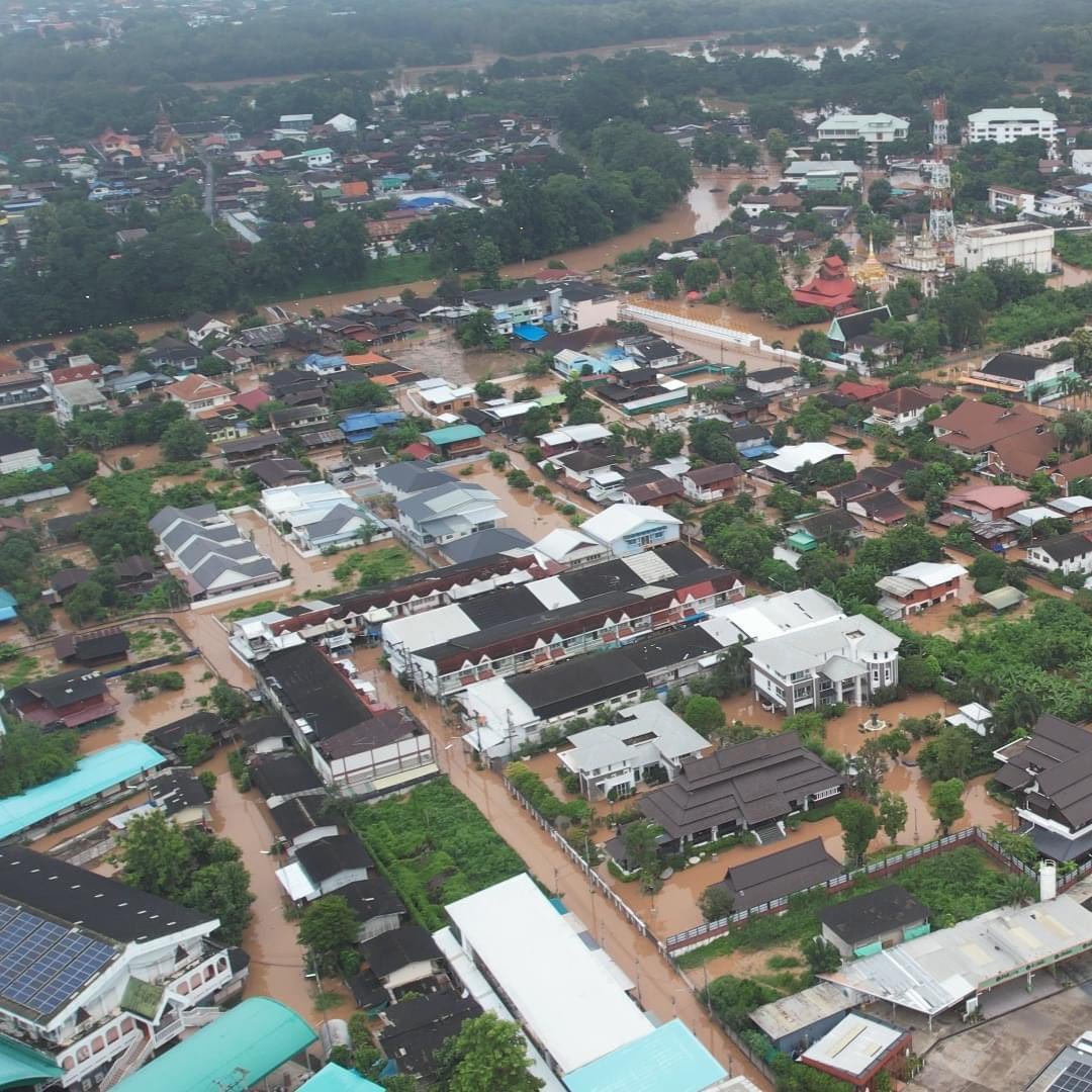 munborman's tweet photo. #น้ําท่วมภาคเหนือ ภาพสถานการณ์น้ำท่วมแพร่ ล่าสุดการไฟฟ้าต้องตัดไฟเกือบทั้งเมือง แพร่ไม่เคย #น้ำท่วม หนักขนาดนี้ ชาวบ้านเดือดร้อนมากๆ แต่กลับต้องมาช่วยเหลือกันเอง ส่วนรัฐบาลนิ่งเงียบเฉย รออะไรครับ!? https://t.co/qZWzCSG811