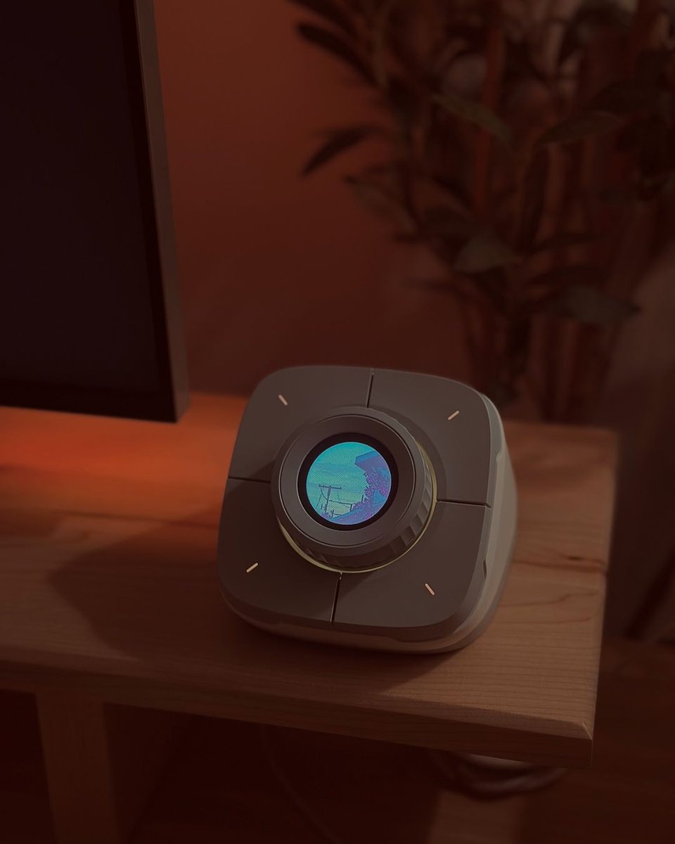 Cololight1's tweet image. Bringing a personal touch to your setup with COLO PLAY’s customizable screensaver! 🌌✨ Whether it’s your favorite aesthetic, a calming landscape, or something uniquely you, COLO PLAY lets you make your desk setup stand out in style.