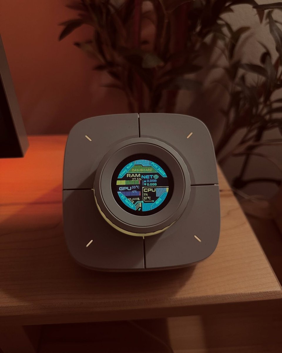 Cololight1's tweet image. Bringing a personal touch to your setup with COLO PLAY’s customizable screensaver! 🌌✨ Whether it’s your favorite aesthetic, a calming landscape, or something uniquely you, COLO PLAY lets you make your desk setup stand out in style.