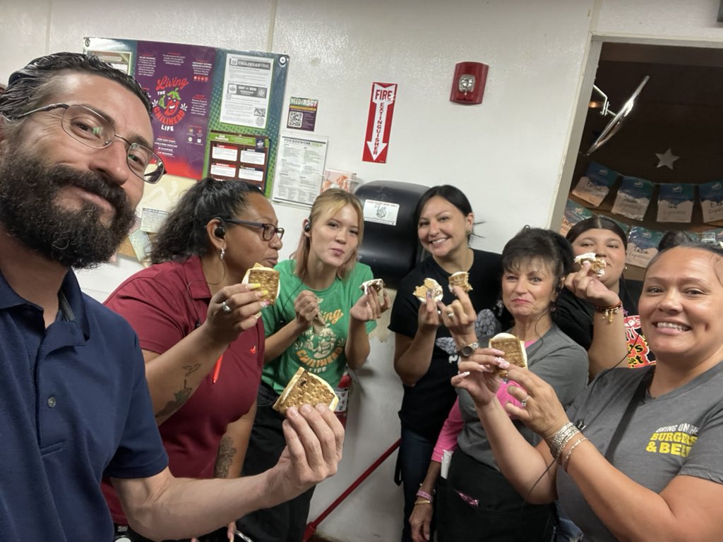 chiett's tweet photo. Happy S’mores Day!! #chilislove #everyguestcounts #chiliheads https://t.co/MlZpKfPWES