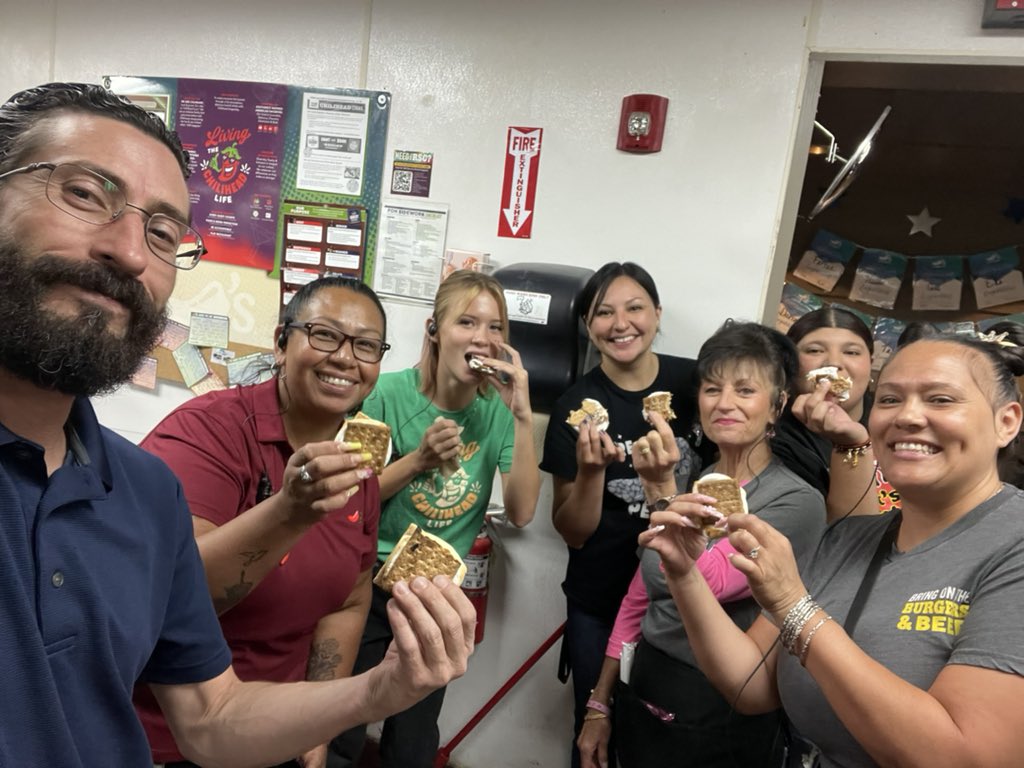 chiett's tweet photo. Happy S’mores Day!! #chilislove #everyguestcounts #chiliheads https://t.co/MlZpKfPWES