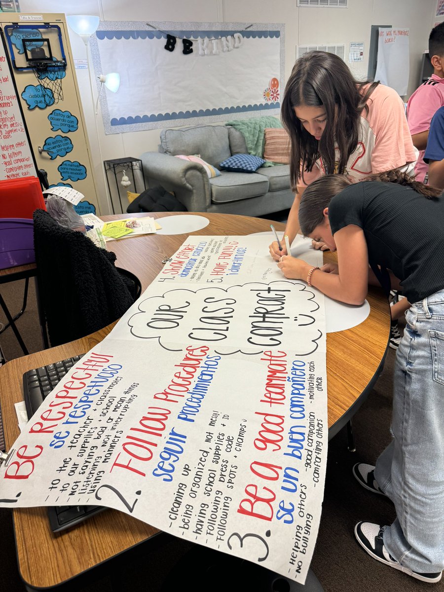 _MsMartinez_'s tweet photo. Teamwork makes the dream work! 🤩 Proud of my kiddos- we’ve been practicing team building skills, creating our social contract, and serving our school! 💜 #5thbilingual https://t.co/xoxUcgzIcM