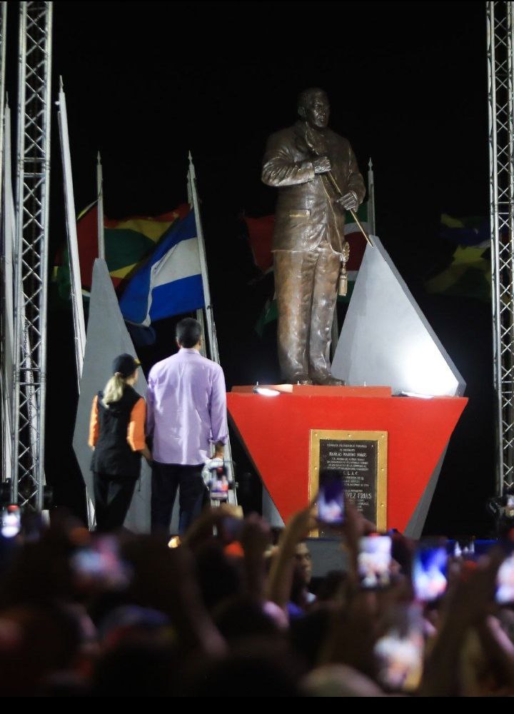 "¿Qué temen de Hugo Chávez todavía? ¿Por qué tratan de vengarse de Hugo Chávez? ¿Será porque le dijo ‘Águila no caza mosca’ a la fascista?"resaltó el presidente <a href="/NicolasMaduro/">Nicolás Maduro</a> en La Guaira durante la develación de la nueva estatua del comandante eterno Hugo Chávez.