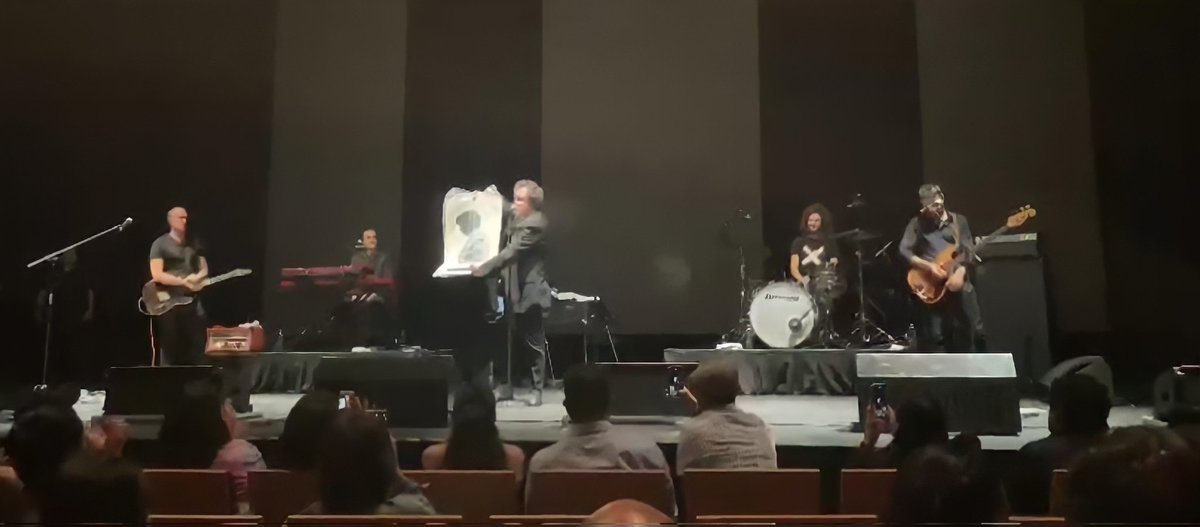 Elnunnzy's tweet photo. Cuando le regalé un grabado a el más grande de todos @Galimbe64457296, muchas felicidades maestro y gracias por tanto 🙌🏻🙌🏻🙌🏻. https://t.co/nJbwh4gPBa