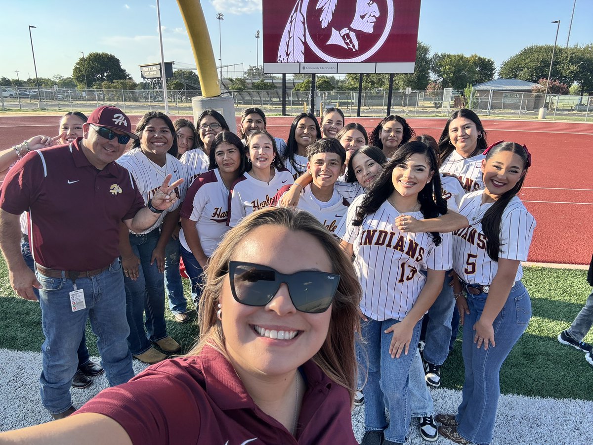 coach_vallejo's tweet image. So happy to be apart of the first Meet the Indians in school history! It’s always great to bring the community together #linsa 🪶🫶🏼
