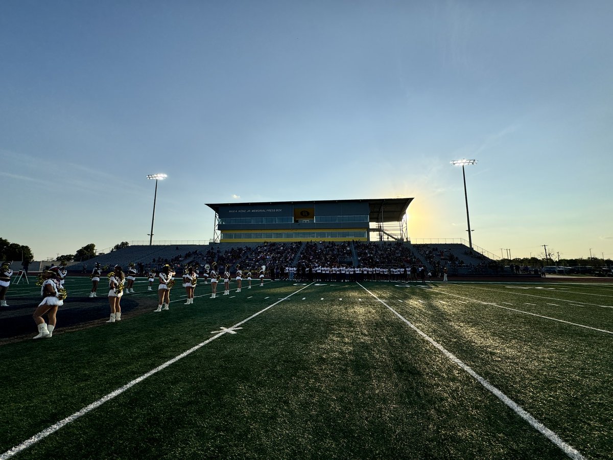 coach_vallejo's tweet image. So happy to be apart of the first Meet the Indians in school history! It’s always great to bring the community together #linsa 🪶🫶🏼