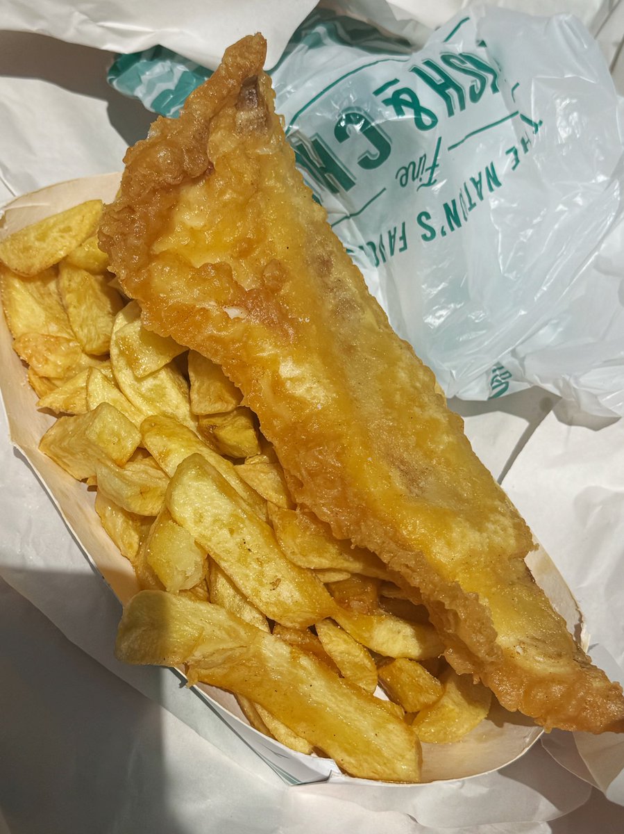 開店前から行列ほどの人気フィッシュ＆チップス店！🐟🇬🇧 ほとんどおじさんたち
長い行列ができた日本でいくつかのラーメン店を思い出しました！笑🍜🇯🇵
結局のところ、どちらの選択肢もあまり健康的ではないですね。。。笑笑 https://t.co/8t5CYp0bUP
