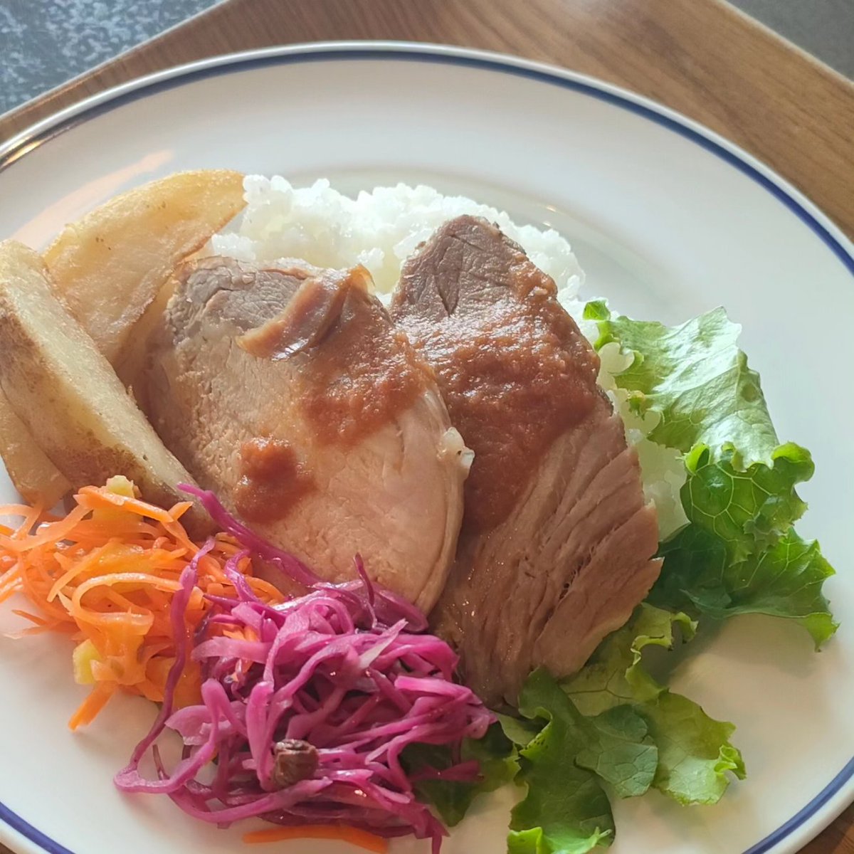 Entree_Entree's tweet photo. 本日も鎌倉まちの社員食堂
#どなたでもご利用できます
今週はガッツリお肉🍗にタップリお野菜🥦のランチです。メニューは
♦️三元豚のローストポーク
♦️彩り野菜のエスニックサラダ
♦️燻製ポテト
♦️キャロットラペ
♦️紫キャベツのラペ
♦️タップリお野菜のミネストローネ
#鎌倉ランチ
#まちの社員食堂 https://t.co/CcwRnOmBkU