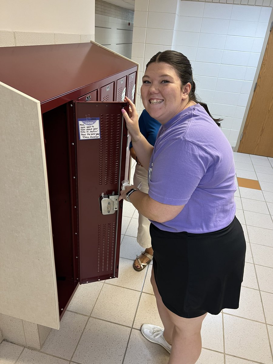 I found this 4th grade teacher sneaking into the 5th grade locker area to put welcome back notes for her students from last year!  #PositiveEnergy