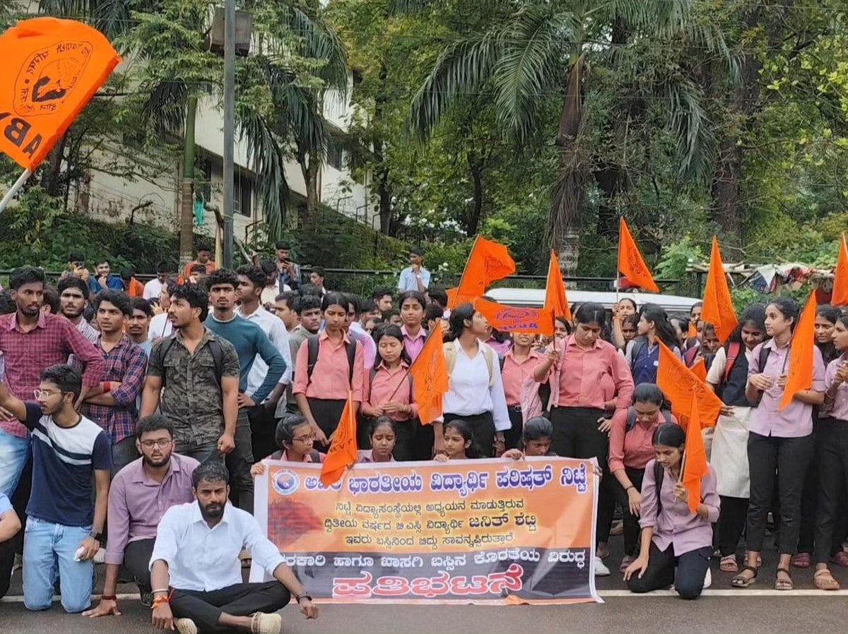 ABVP_Karkala's tweet photo. ನಿಟ್ಟೆಯಲ್ಲಿ ಬುಧವಾರ ಕಾಲೇಜು ವಿದ್ಯಾರ್ಥಿ ಬಸ್‌ನಿಂದ ಬಿದ್ದು ಮೃತಪಟ್ಟಿರುವ ಘಟನೆಯ ಹಿನ್ನೆಲೆಯಲ್ಲಿ ಖಾಸಗಿ ಬಸ್‌ಗಳ ಮತ್ತು ಪ್ರಾದೇಶಿಕ ಸಾರಿಗೆ ಅಧಿಕಾರಿಗಳ (ಆರ್‌ಟಿಒ) ನಿರ್ಲಕ್ಷ್ಯ ಧೋರಣೆ ಖಂಡಿಸಿ ಅಖಿಲ ಭಾರತೀಯ ವಿದ್ಯಾರ್ಥಿ ಪರಿಷತ್‌ (ಎಬಿವಿಪಿ) ಇಂದು ನಿಟ್ಟೆಯಲ್ಲಿ ಪ್ರತಿಭಟನೆ ಮಾಡಲಾಯಿತು.

#ABVPNitte
#ABVPKarkala https://t.co/EOzqARtIbi