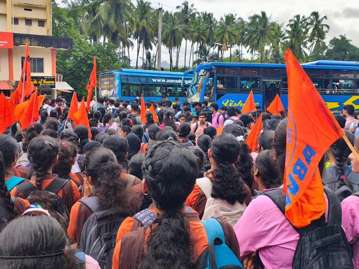 ABVP_Karkala's tweet photo. ನಿಟ್ಟೆಯಲ್ಲಿ ಬುಧವಾರ ಕಾಲೇಜು ವಿದ್ಯಾರ್ಥಿ ಬಸ್‌ನಿಂದ ಬಿದ್ದು ಮೃತಪಟ್ಟಿರುವ ಘಟನೆಯ ಹಿನ್ನೆಲೆಯಲ್ಲಿ ಖಾಸಗಿ ಬಸ್‌ಗಳ ಮತ್ತು ಪ್ರಾದೇಶಿಕ ಸಾರಿಗೆ ಅಧಿಕಾರಿಗಳ (ಆರ್‌ಟಿಒ) ನಿರ್ಲಕ್ಷ್ಯ ಧೋರಣೆ ಖಂಡಿಸಿ ಅಖಿಲ ಭಾರತೀಯ ವಿದ್ಯಾರ್ಥಿ ಪರಿಷತ್‌ (ಎಬಿವಿಪಿ) ಇಂದು ನಿಟ್ಟೆಯಲ್ಲಿ ಪ್ರತಿಭಟನೆ ಮಾಡಲಾಯಿತು.

#ABVPNitte
#ABVPKarkala https://t.co/EOzqARtIbi