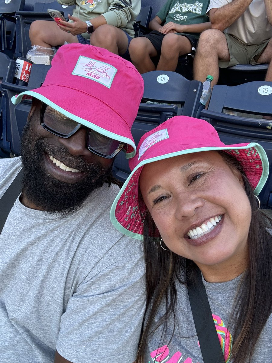 DJGigiSD's tweet photo. #FortheFaithful #Thursdate #BucketHat @Padres https://t.co/w0W8Afc6nU