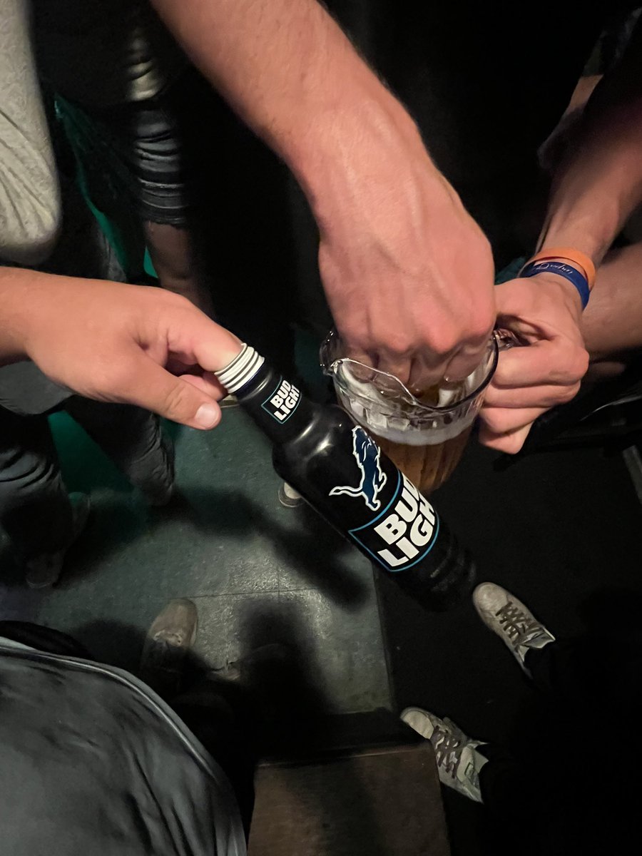 thafondler's tweet photo. #BLIB ~ Bud Light is Back
Spread the word!!!
Budweiser 1:12 https://t.co/6OWZus9z1z